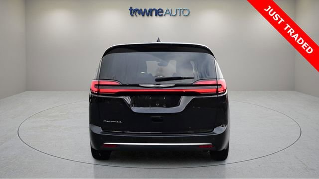 Used 2024 Chrysler Pacifica Touring-L image 5
