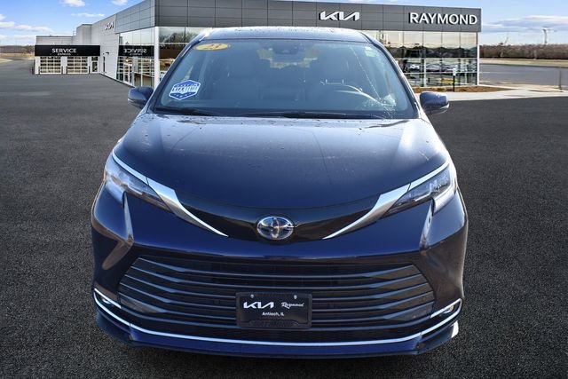 Used 2023 Toyota Sienna Limited image 8