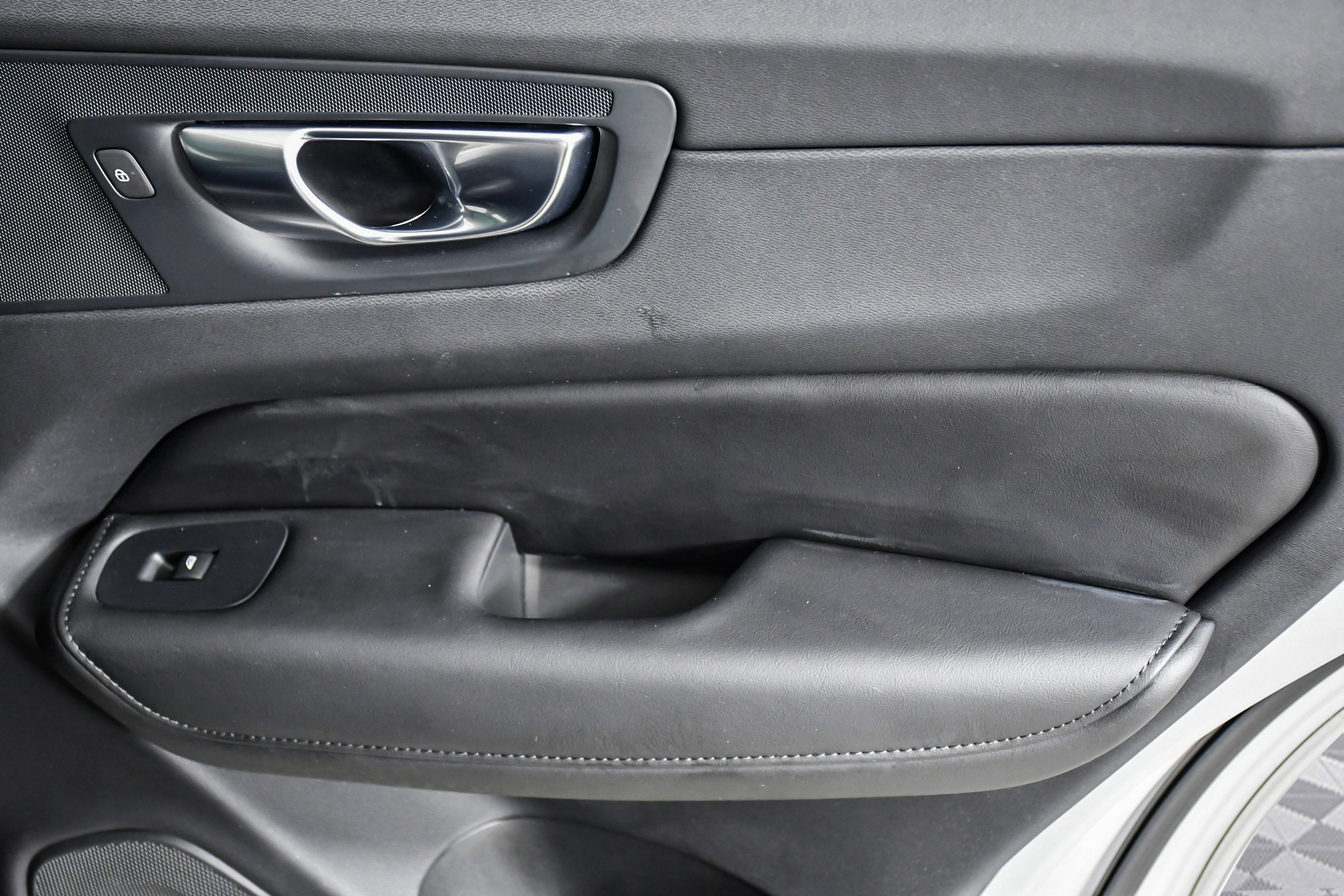 Used 2025 Volvo XC60 B5 Plus image 24