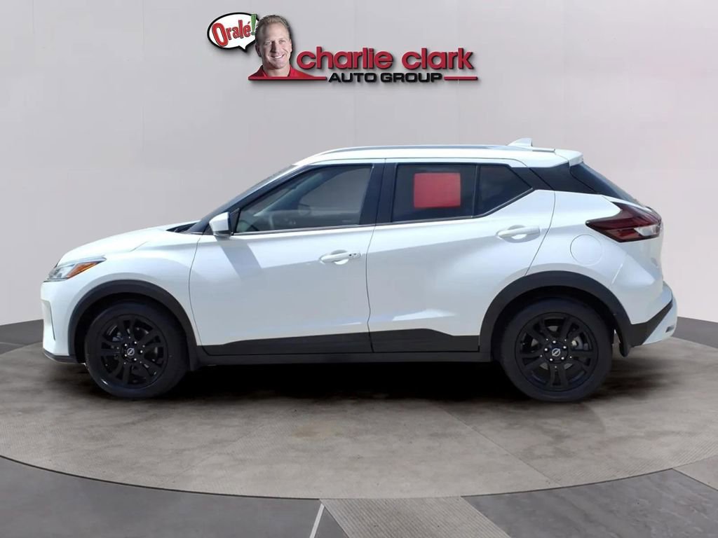 Used 2023 Nissan Kicks SV image 2