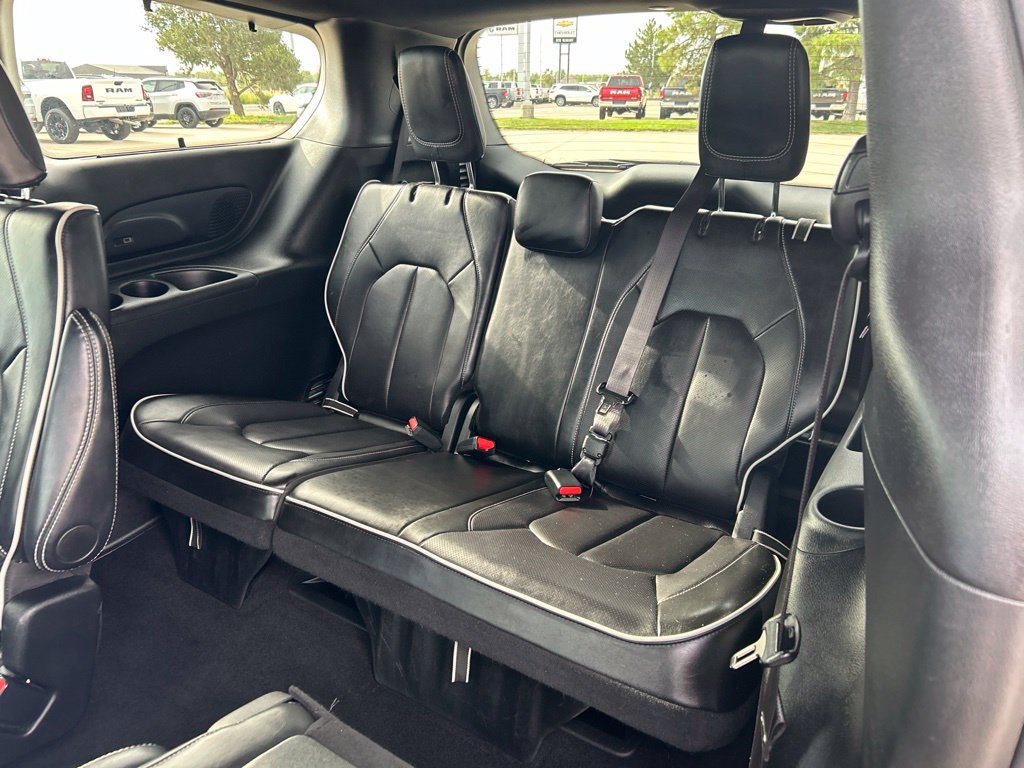Used 2025 Chrysler Pacifica Limited FWD image 11
