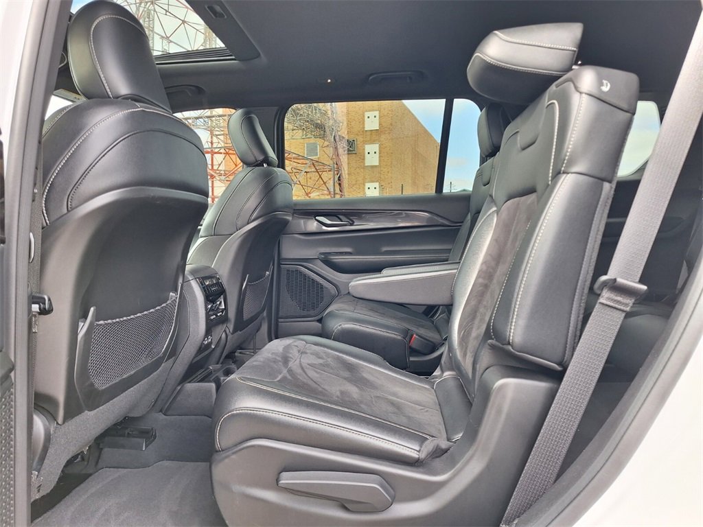 Used 2023 Jeep Grand Cherokee L Laredo image 11