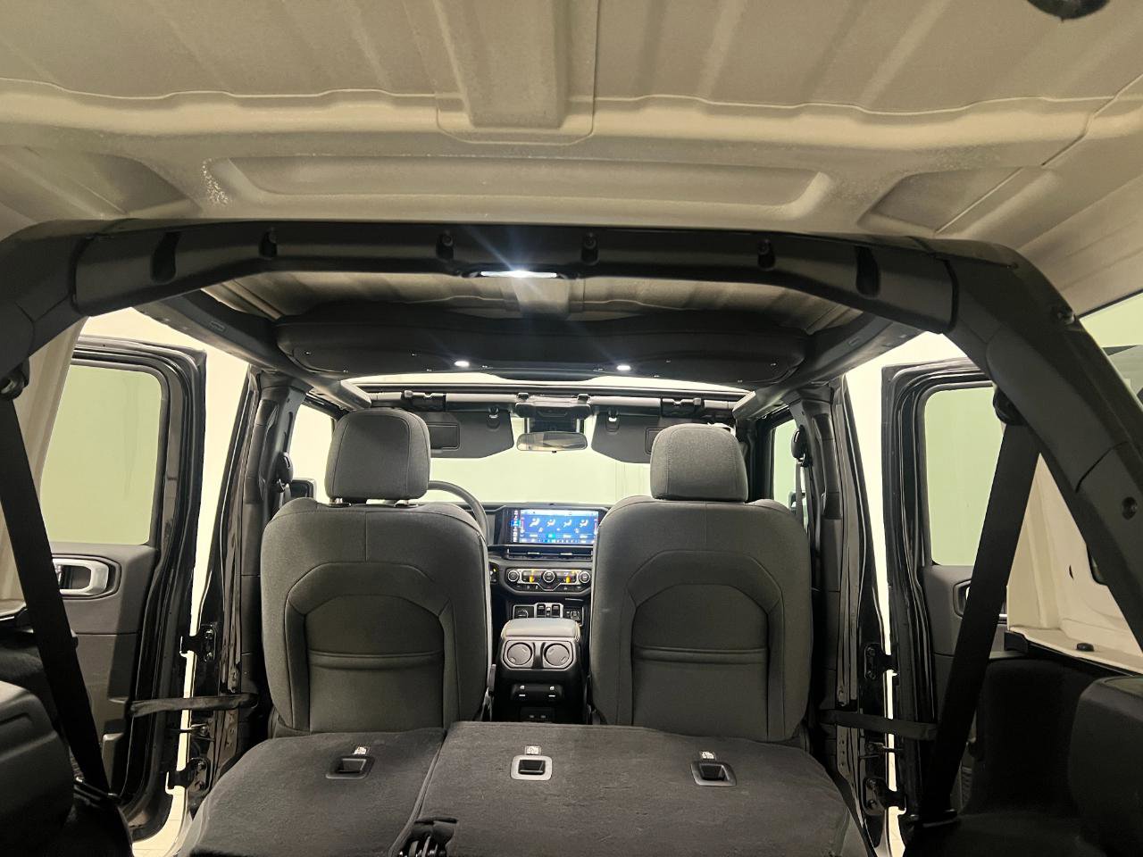 Used 2025 Jeep Wrangler Unlimited Sahara image 21