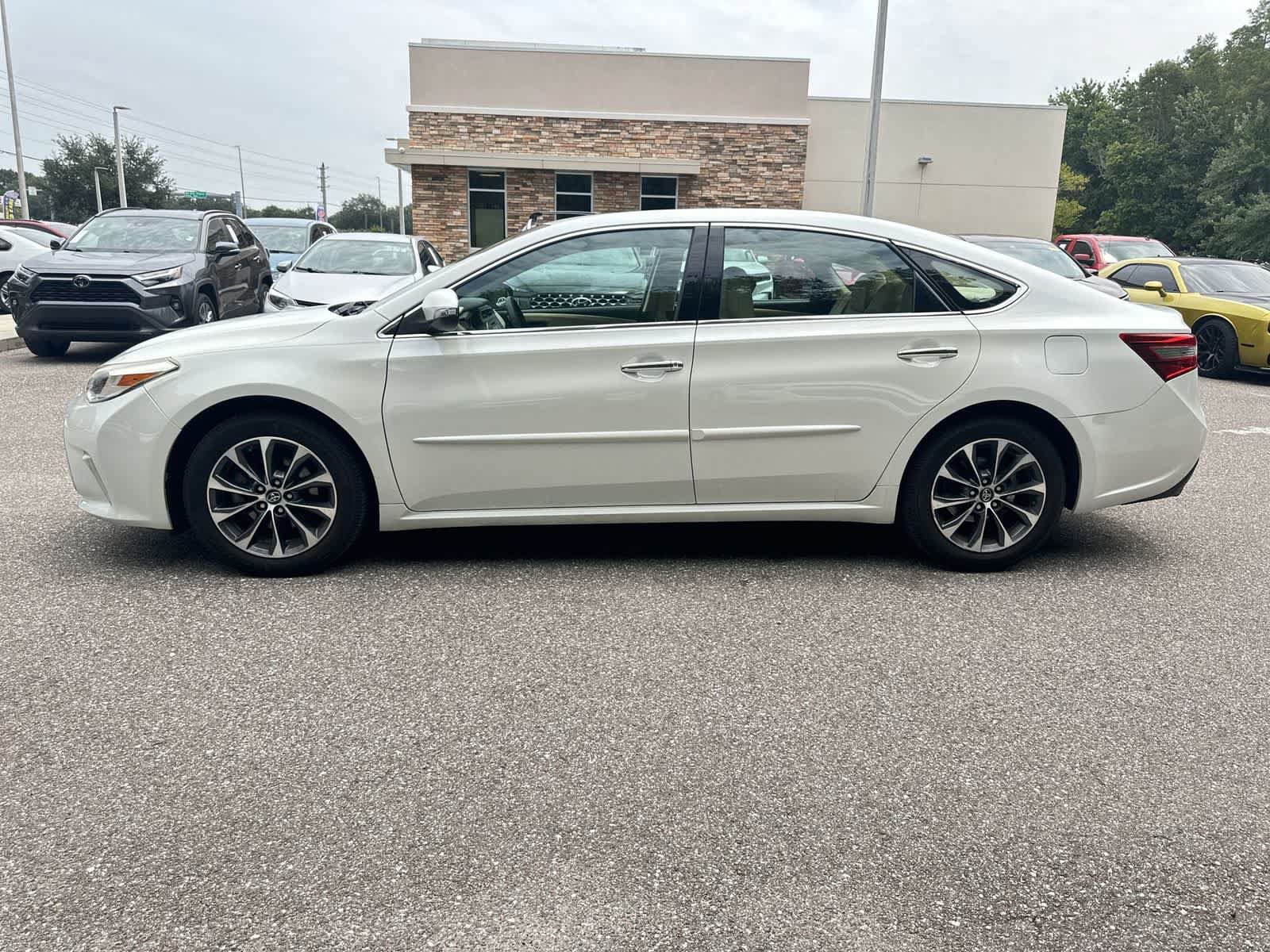 Used 2016 Toyota Avalon XLE FWD image 3