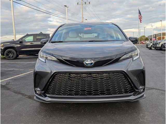 New 2025 Toyota Sienna XSE image 2