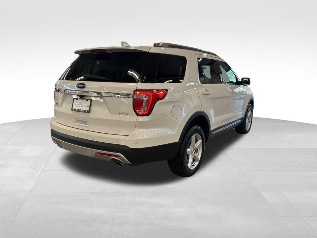 Used 2017 Ford Explorer XLT w/ Equipment Group 202A AWD/4WD image 34