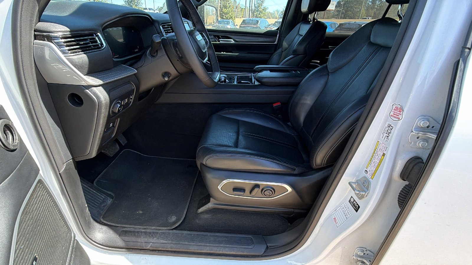 Used 2023 Jeep Wagoneer Series III w/ Preferred Equipment Group image 16