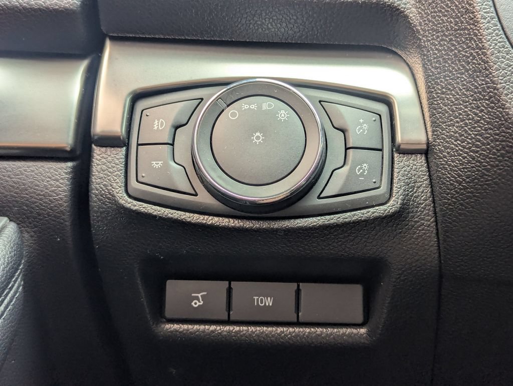 Used 2018 Ford Explorer XLT w/ Equipment Group 202A FWD image 13