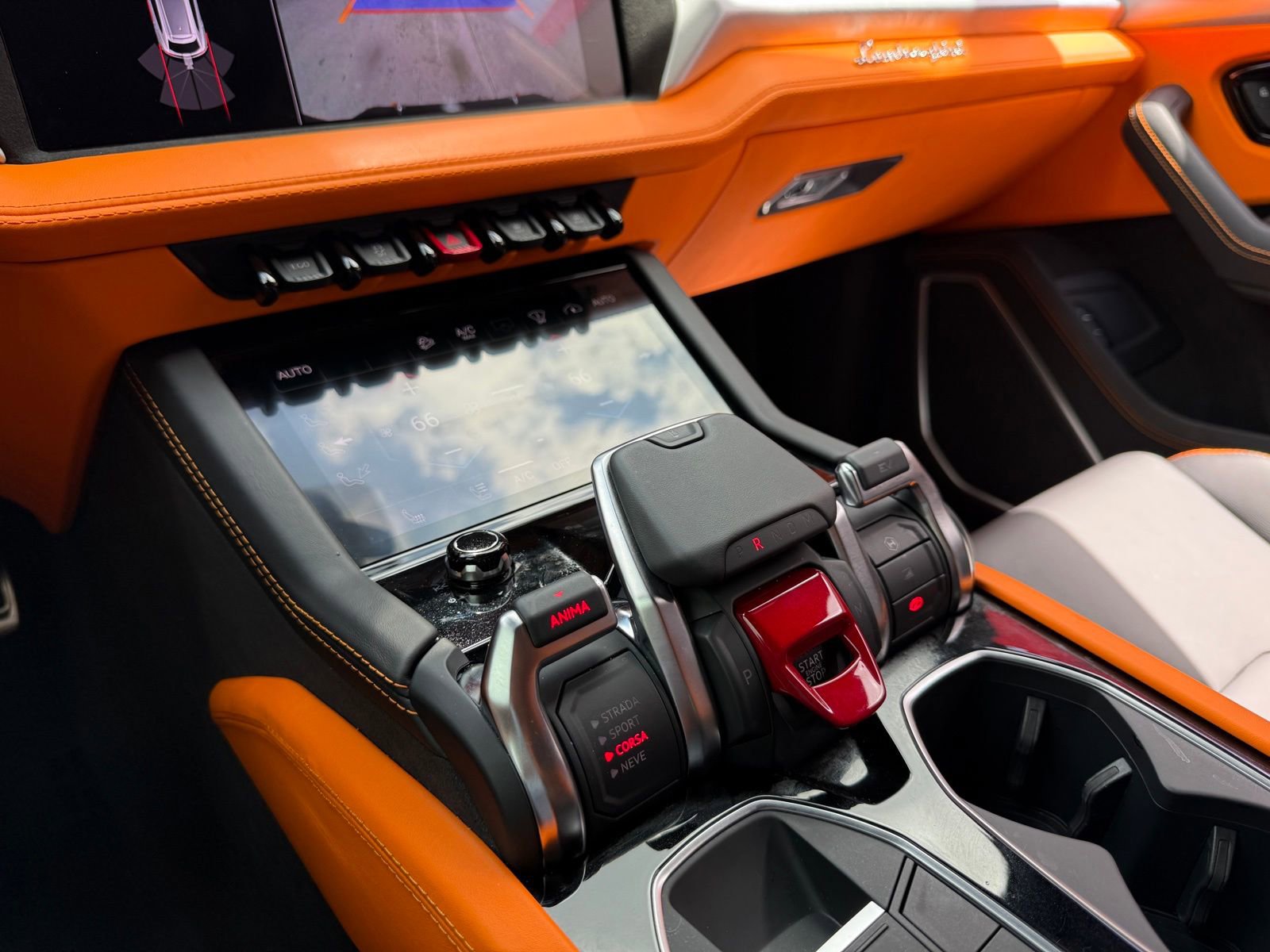 Used 2025 Lamborghini Urus SE image 29