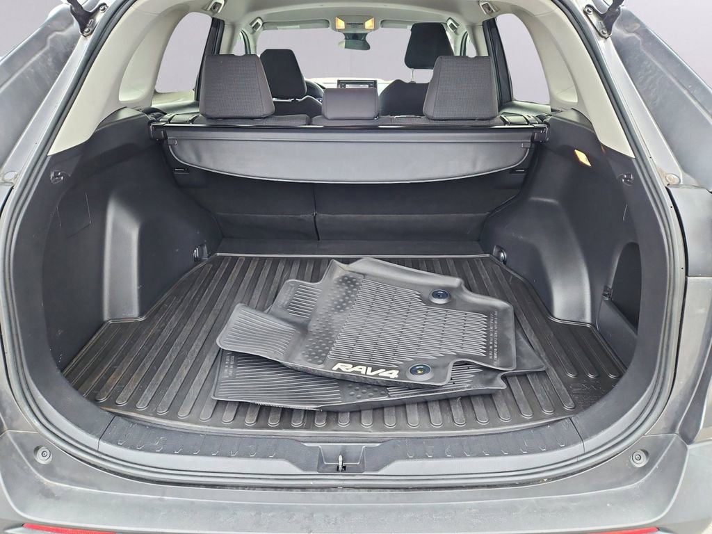 Used 2021 Toyota RAV4 LE image 29