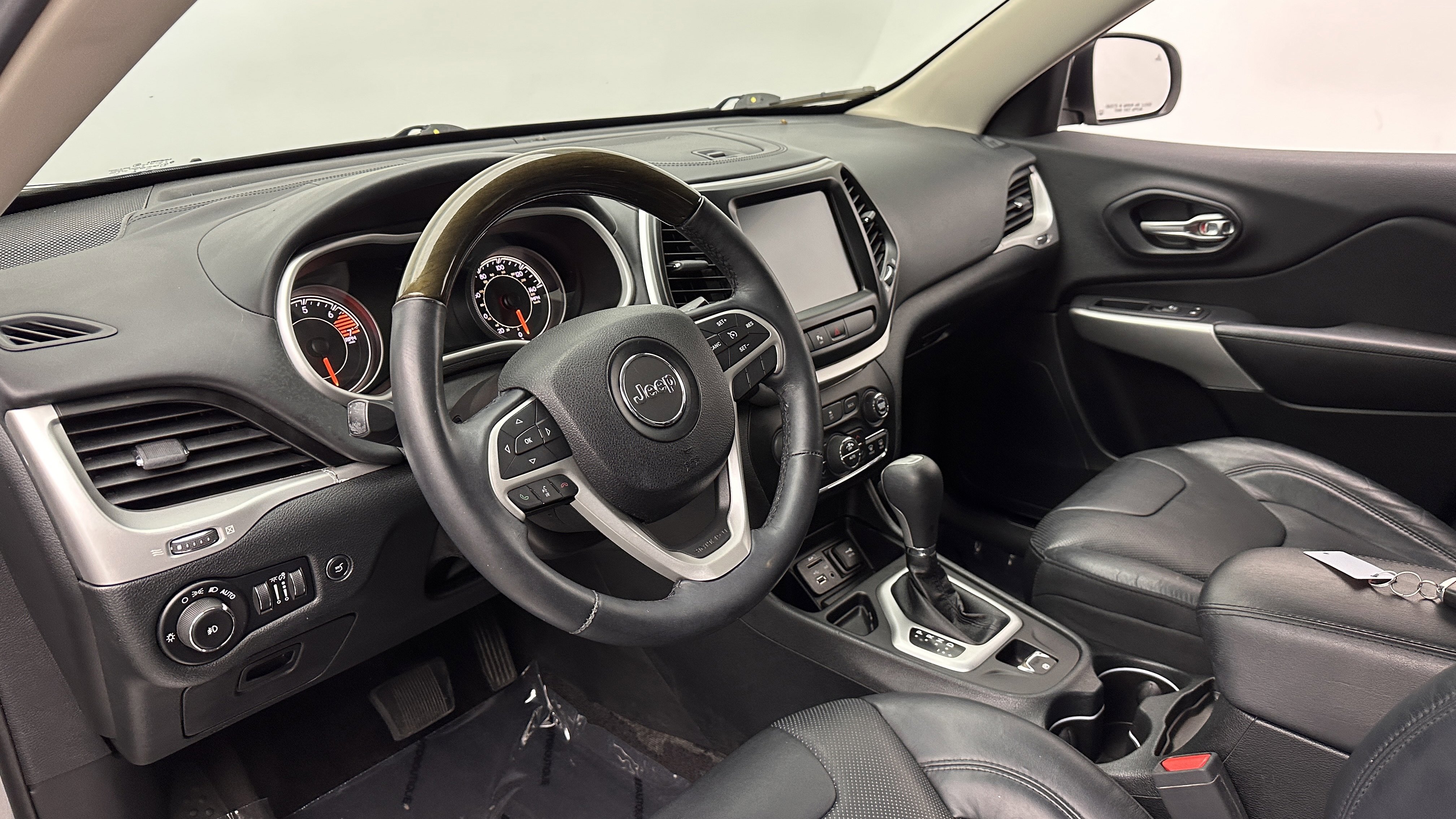 Used 2016 Jeep Cherokee Overland FWD image 8