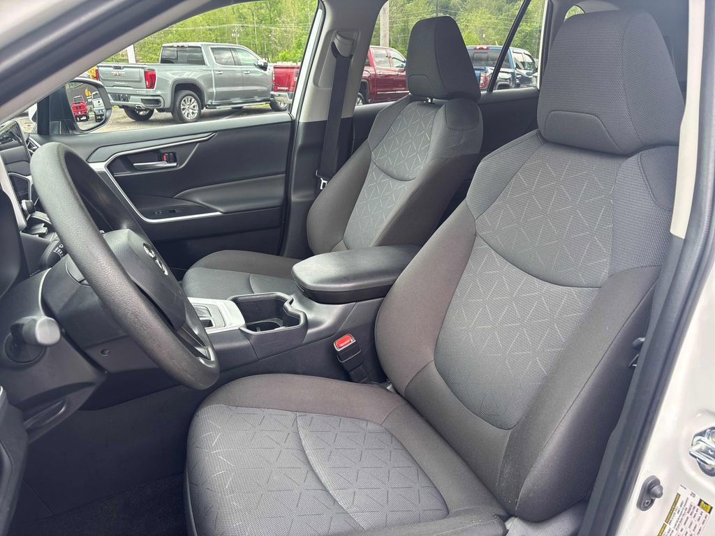 Used 2025 Toyota RAV4 XLE AWD/4WD image 12