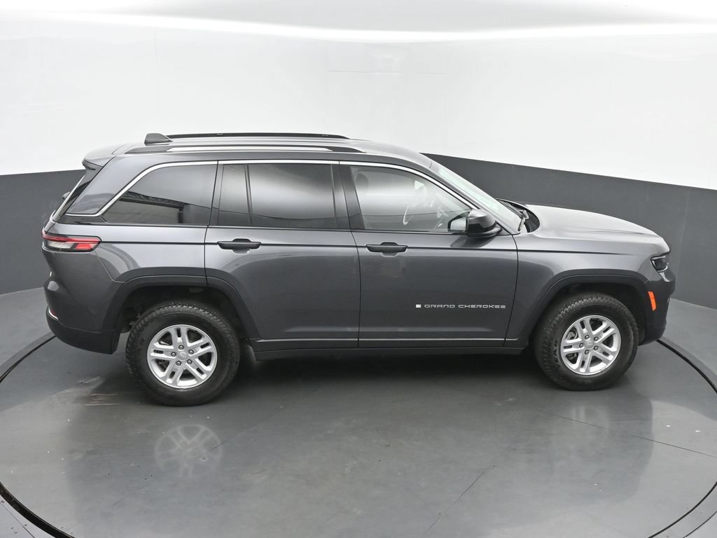 Used 2022 Jeep Grand Cherokee Laredo w/ Luxury Tech Group I AWD/4WD image 40