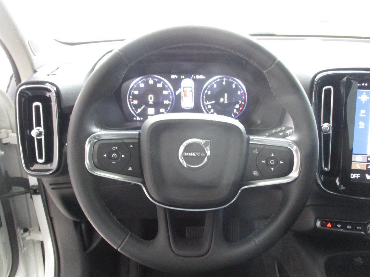 Used 2022 Volvo XC40 T5 Momentum image 31