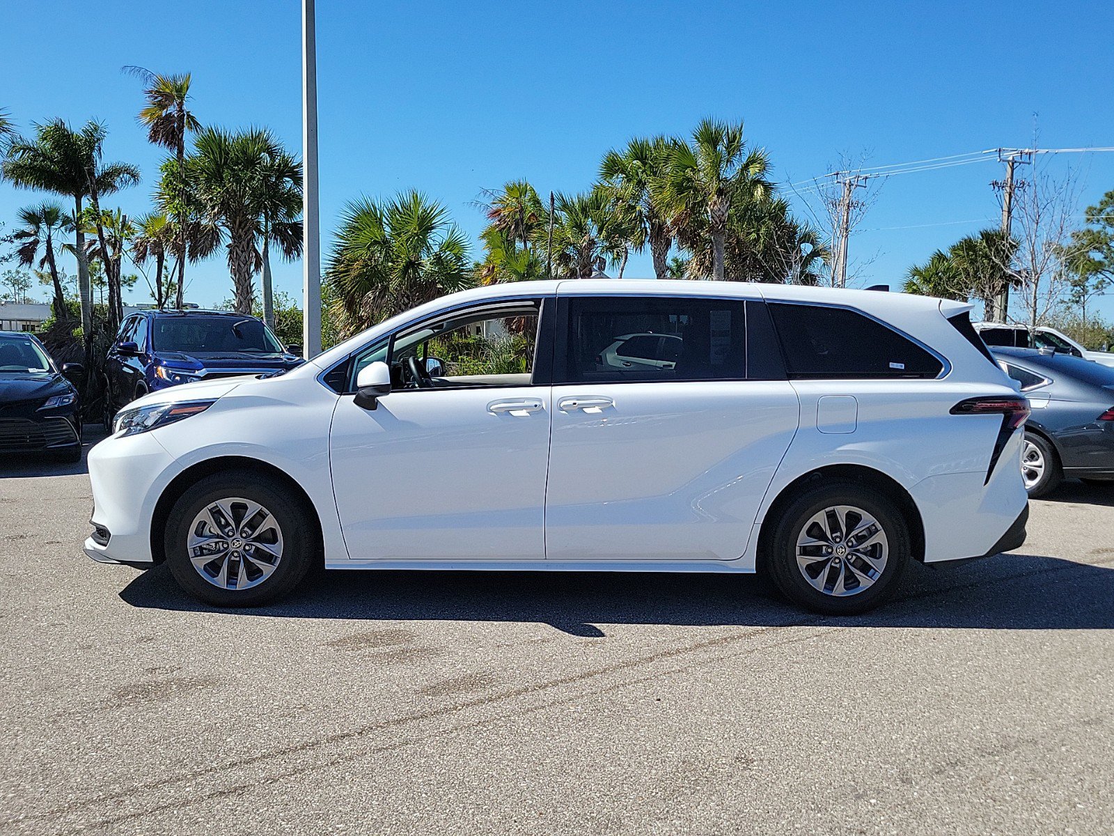 Used 2024 Toyota Sienna LE image 3