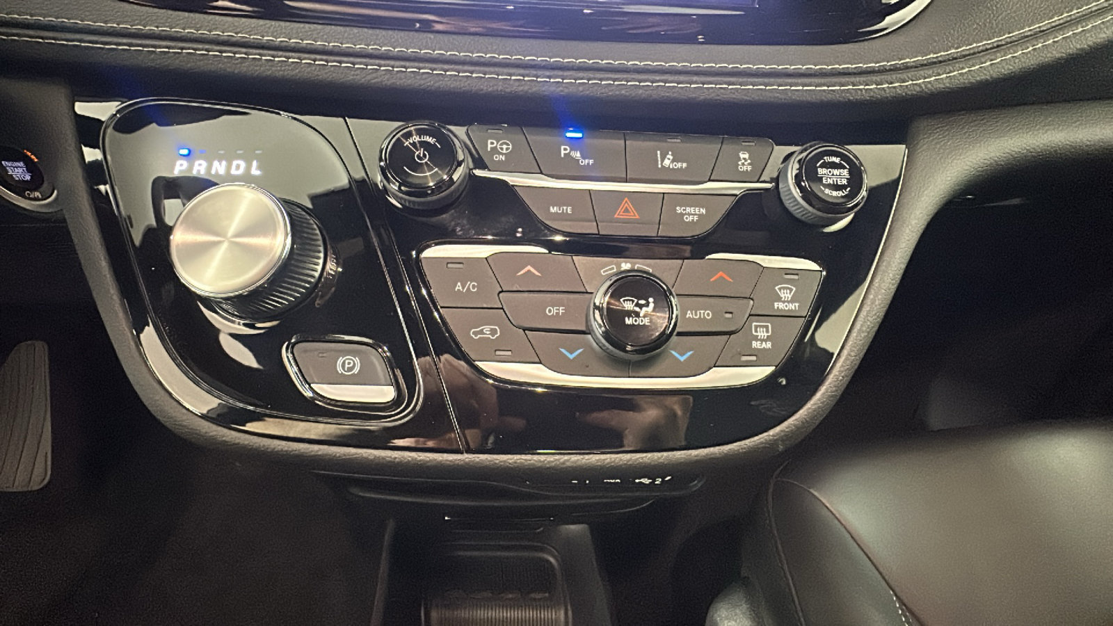 Used 2023 Chrysler Pacifica Touring-L w/ Uconnect Theater Family Group FWD image 25