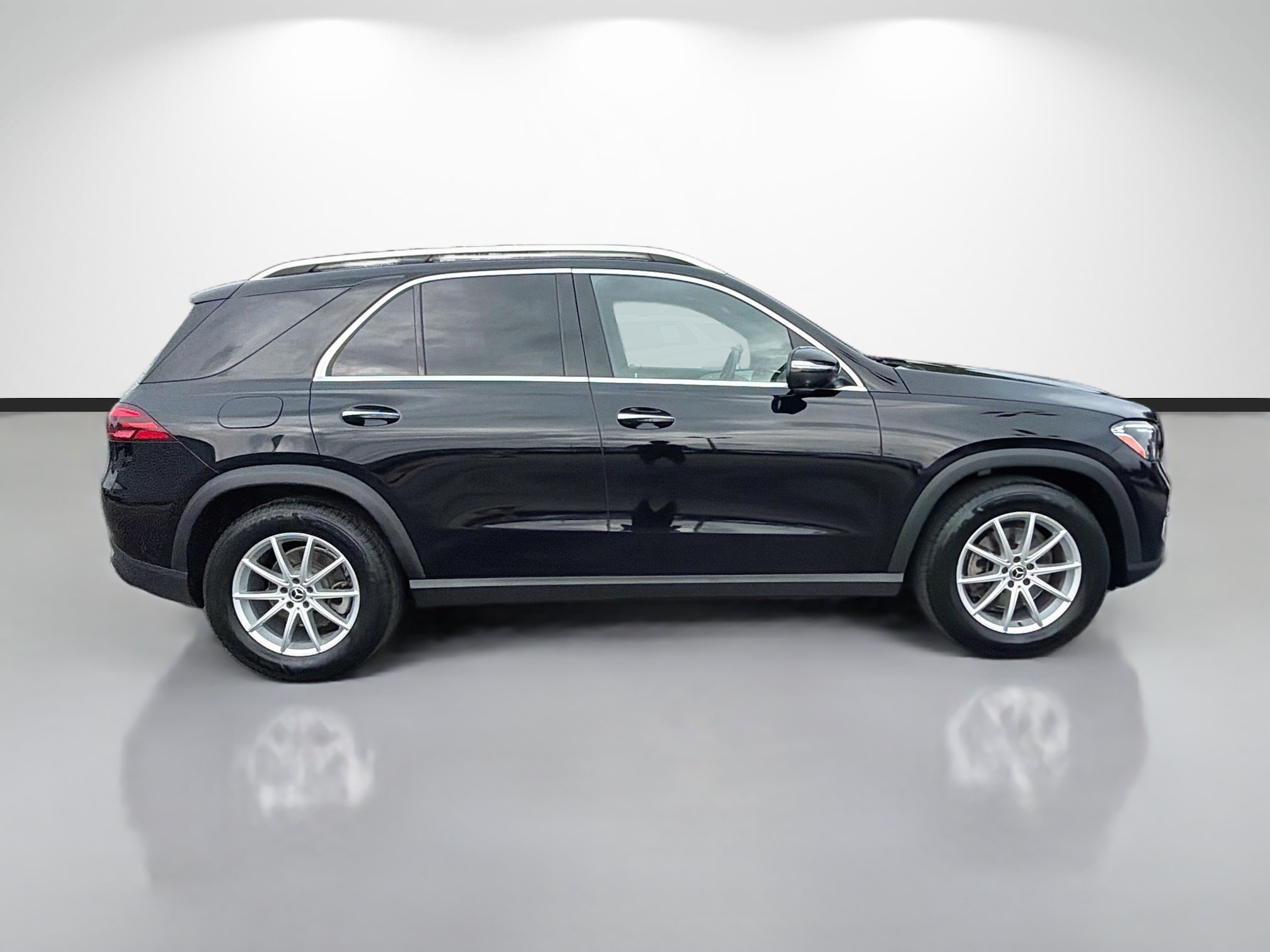 Used 2025 Mercedes-Benz GLE 350 4MATIC w/ Driver Assistance Package image 2