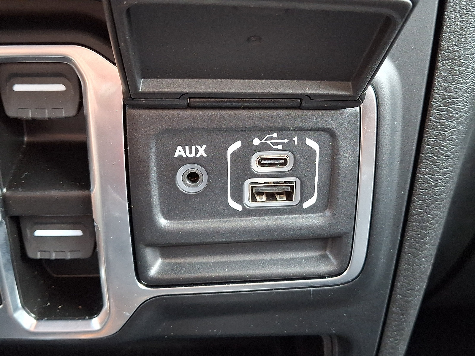 Used 2024 Jeep Wrangler Unlimited Sahara w/ Technology Group AWD/4WD image 23