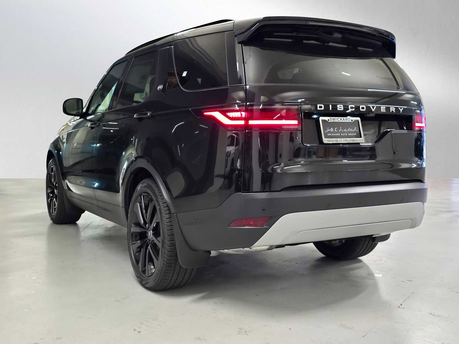 New 2026 Land Rover Discovery S image 3