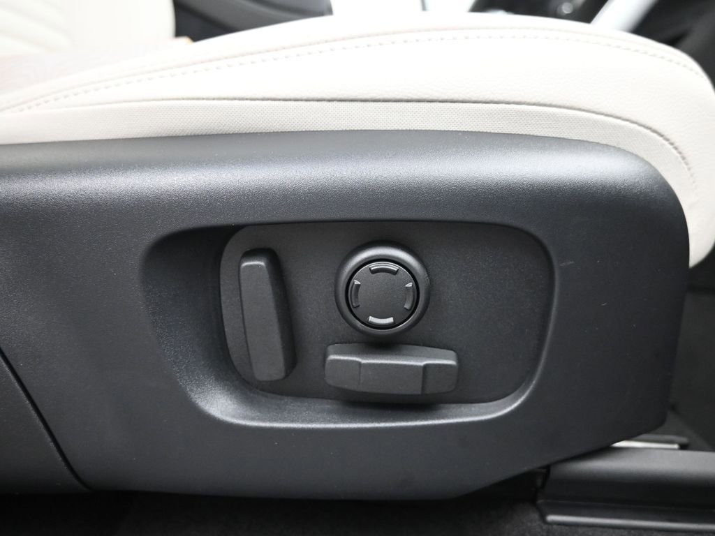 Used 2025 Land Rover Discovery Sport S image 12