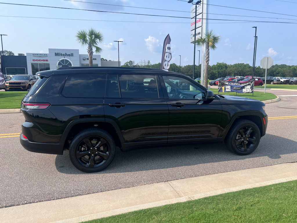Used 2024 Jeep Grand Cherokee L Altitude RWD image 2