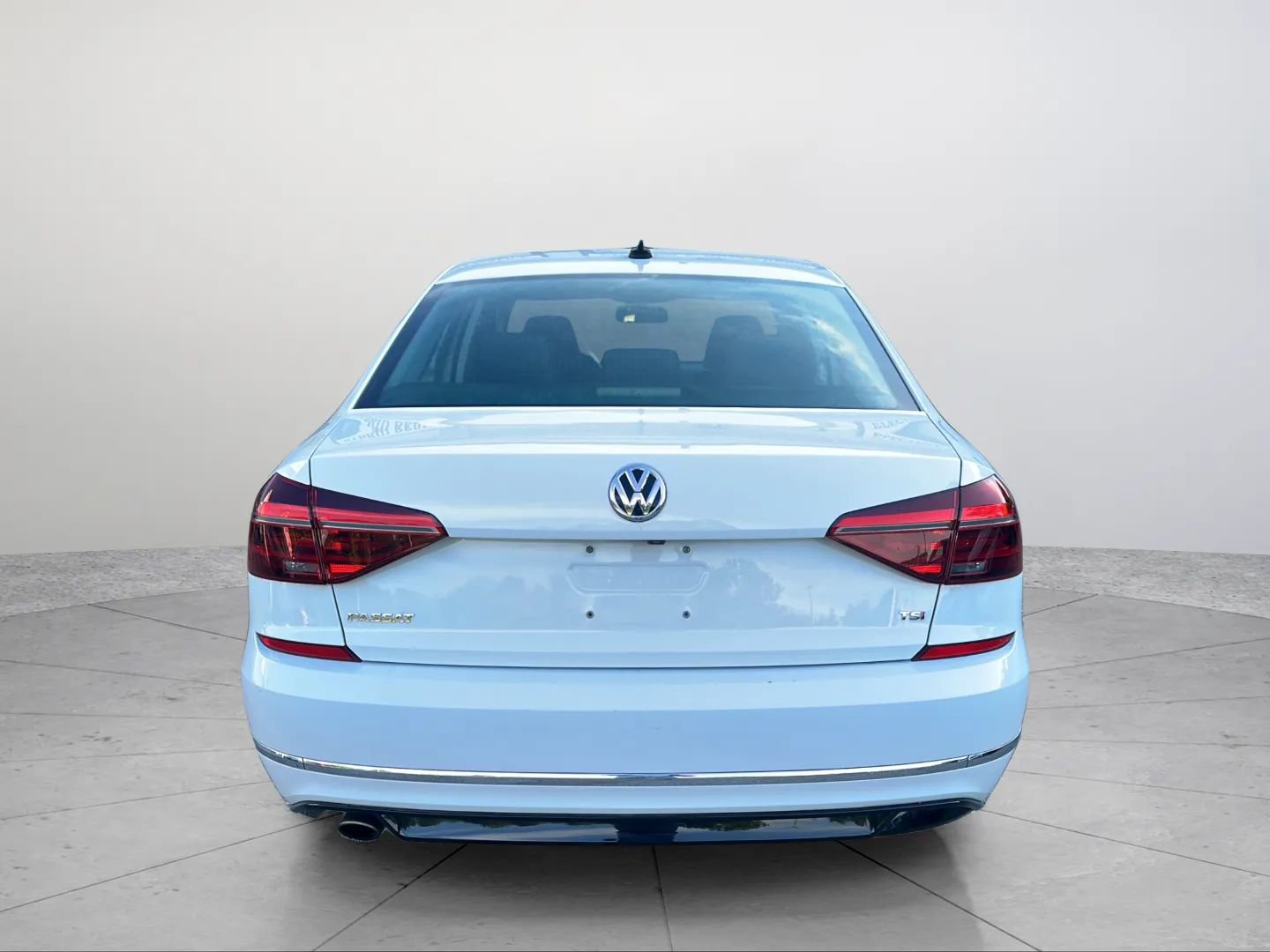 Used 2018 Volkswagen Passat 2.0T R-Line w/ R-Line Lighting Package FWD image 14