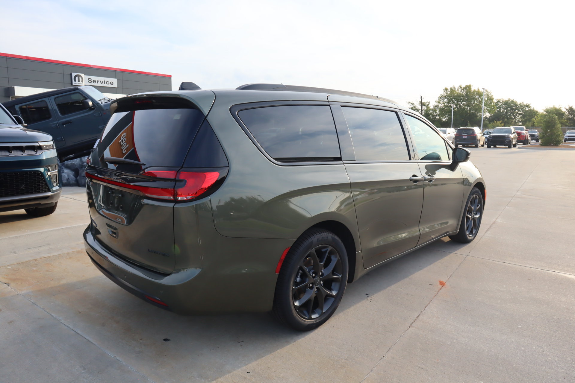 New 2027 Chrysler Pacifica Limited FWD image 22