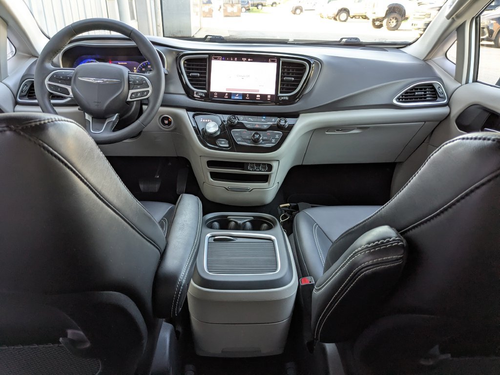 Used 2024 Chrysler Pacifica Touring-L FWD image 12