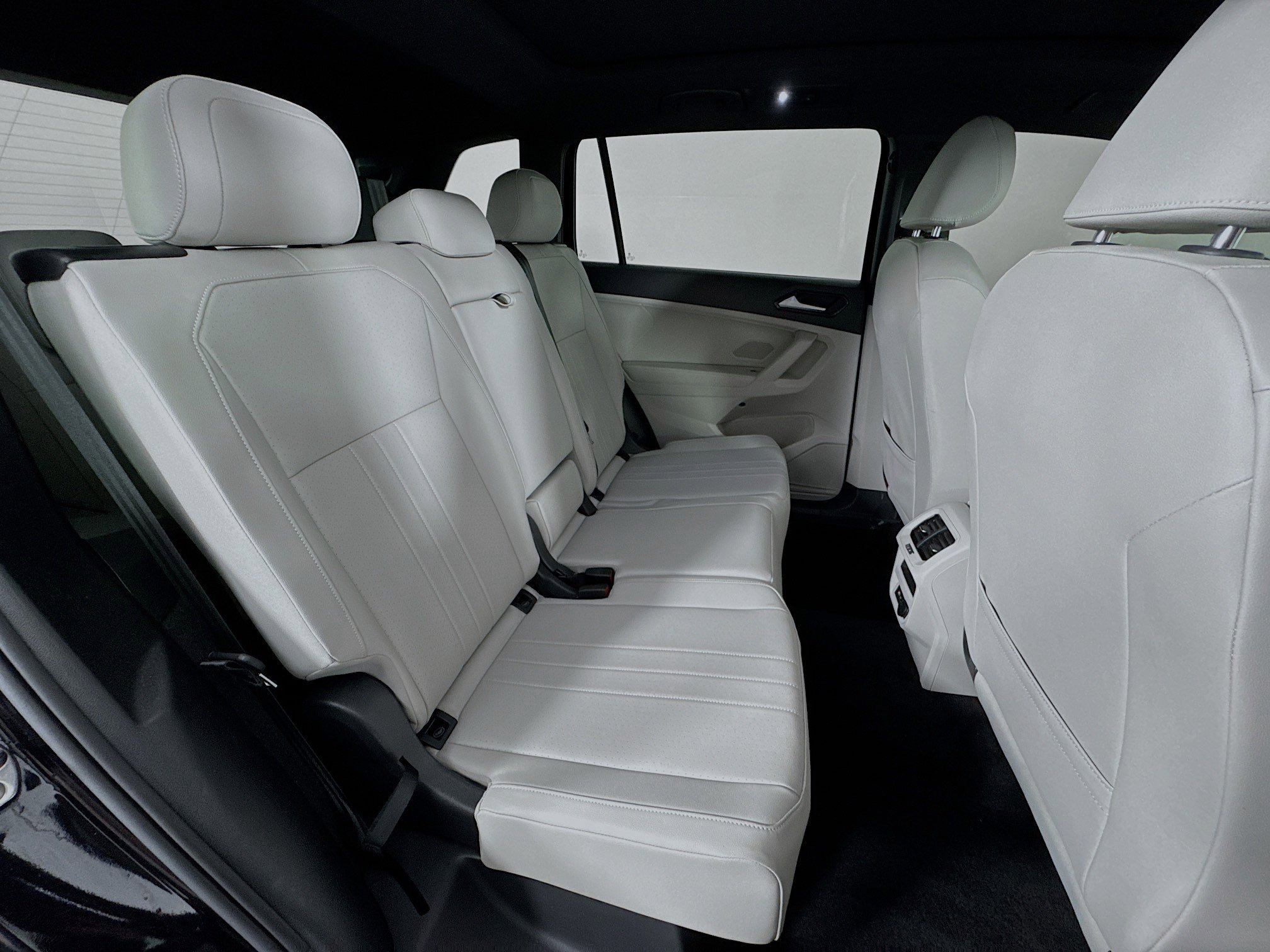 Used 2022 Volkswagen Tiguan SE R-Line image 27