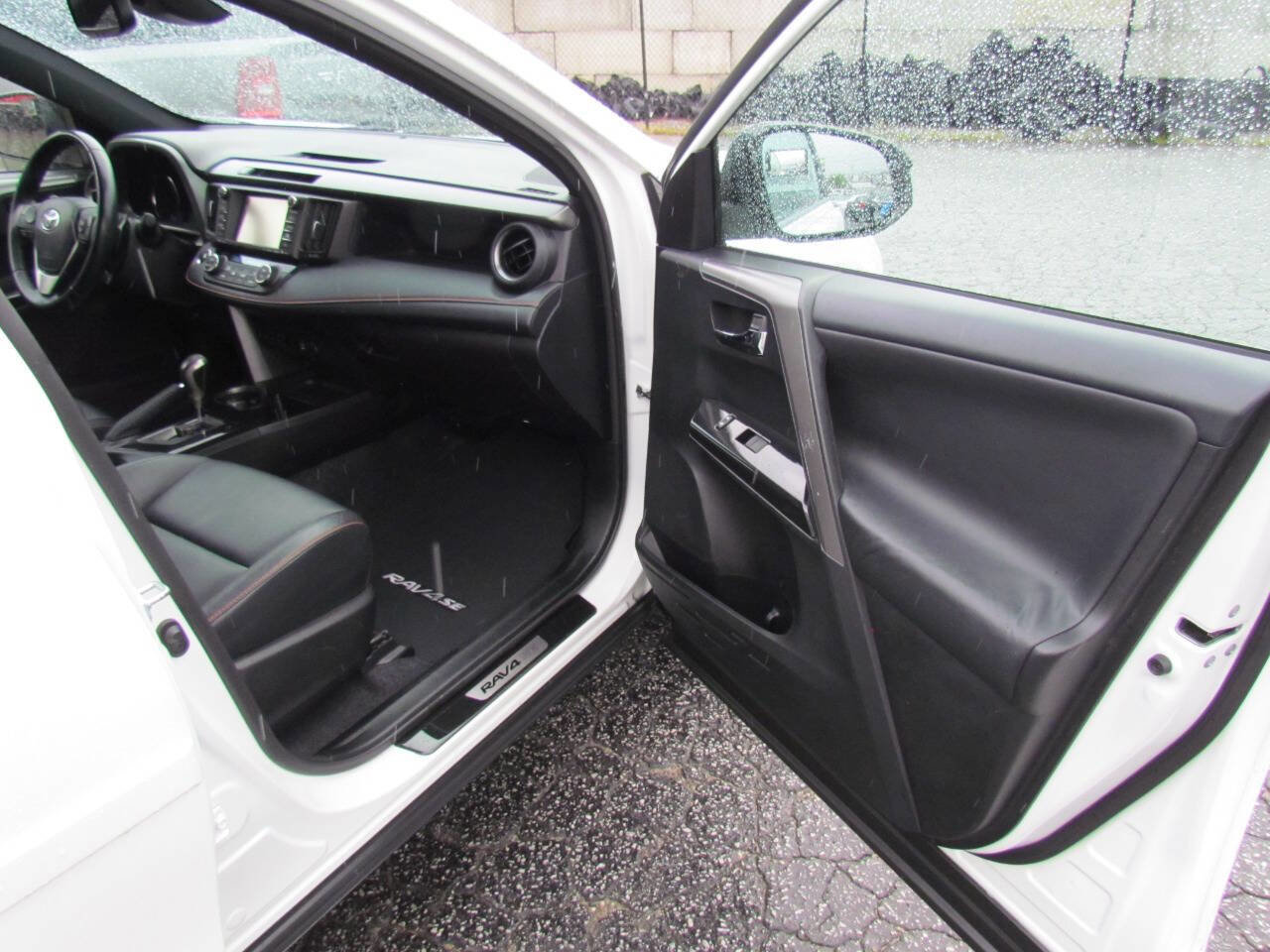 Used 2016 Toyota RAV4 SE image 17
