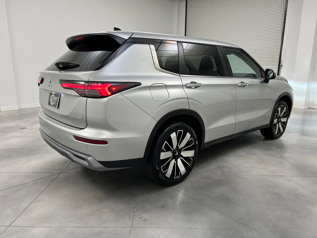 Used 2025 Mitsubishi Outlander SE image 7