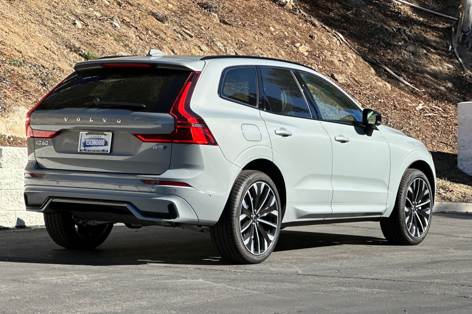 New 2026 Volvo XC60 B5 Ultra w/ Climate Package AWD/4WD image 4