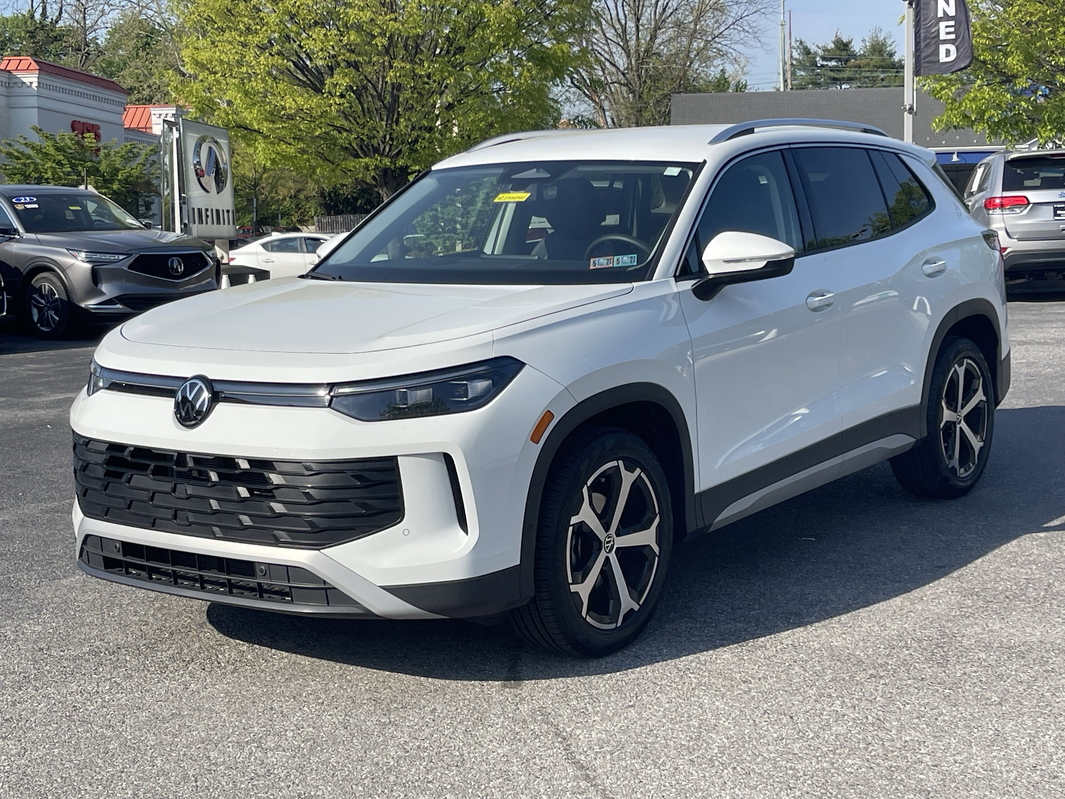 Used 2025 Volkswagen Tiguan SE FWD image 2