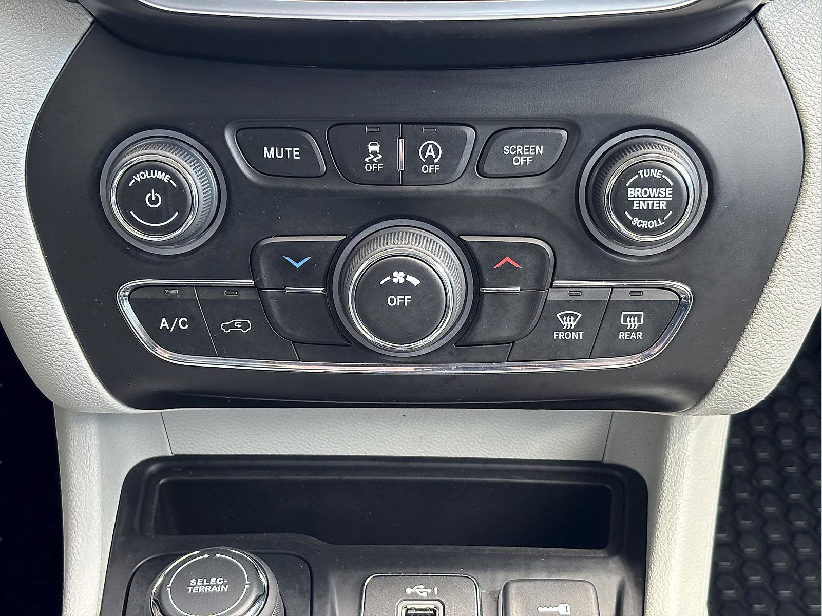 Used 2020 Jeep Cherokee Latitude Plus w/ Cold Weather Group AWD/4WD image 26