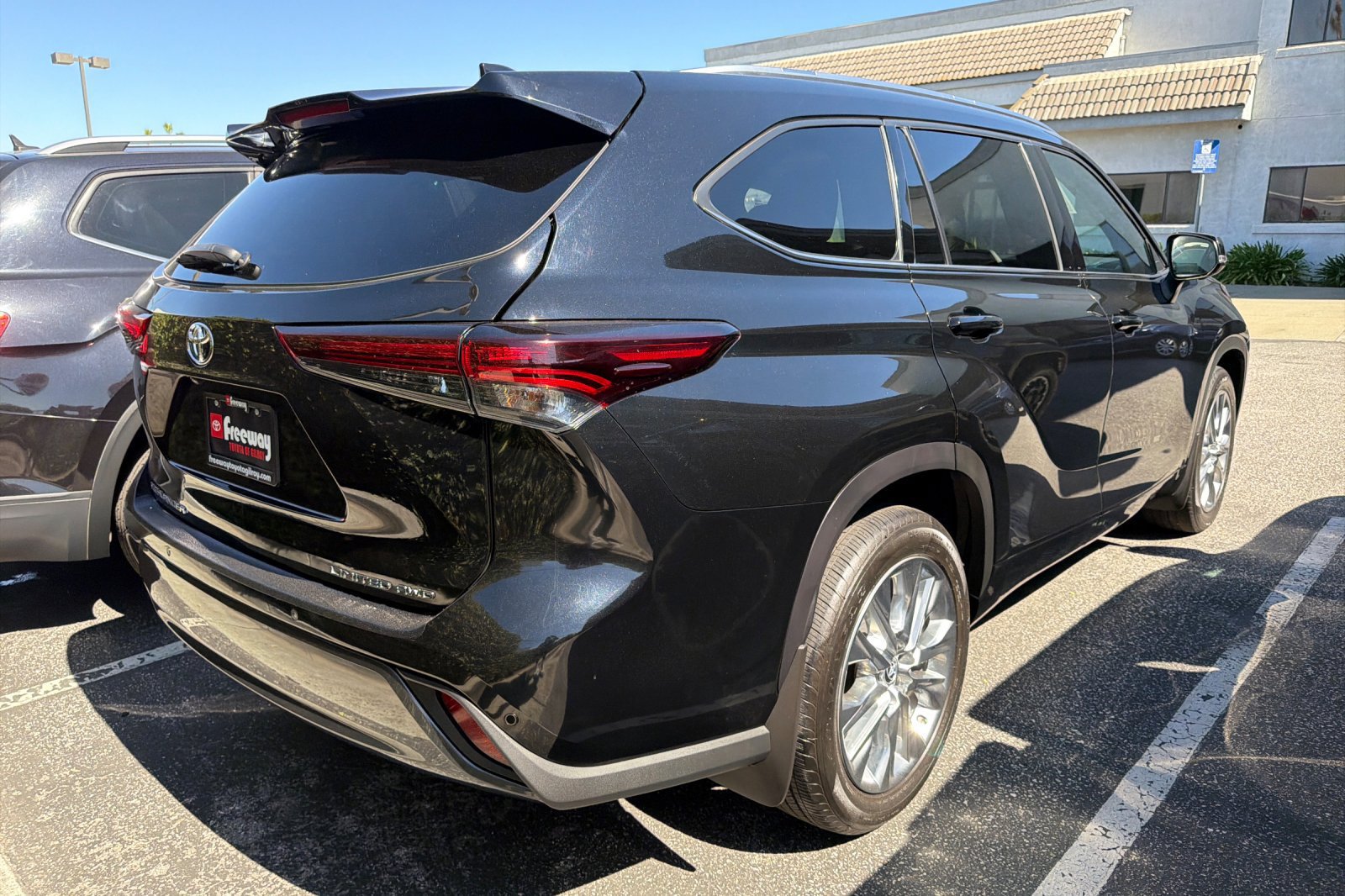 Used 2024 Toyota Highlander Limited AWD/4WD image 5