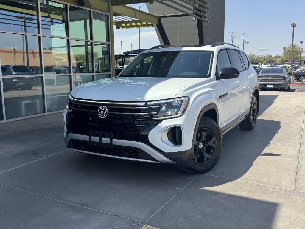 Used 2024 Volkswagen Atlas Peak Edition SE AWD/4WD image 2