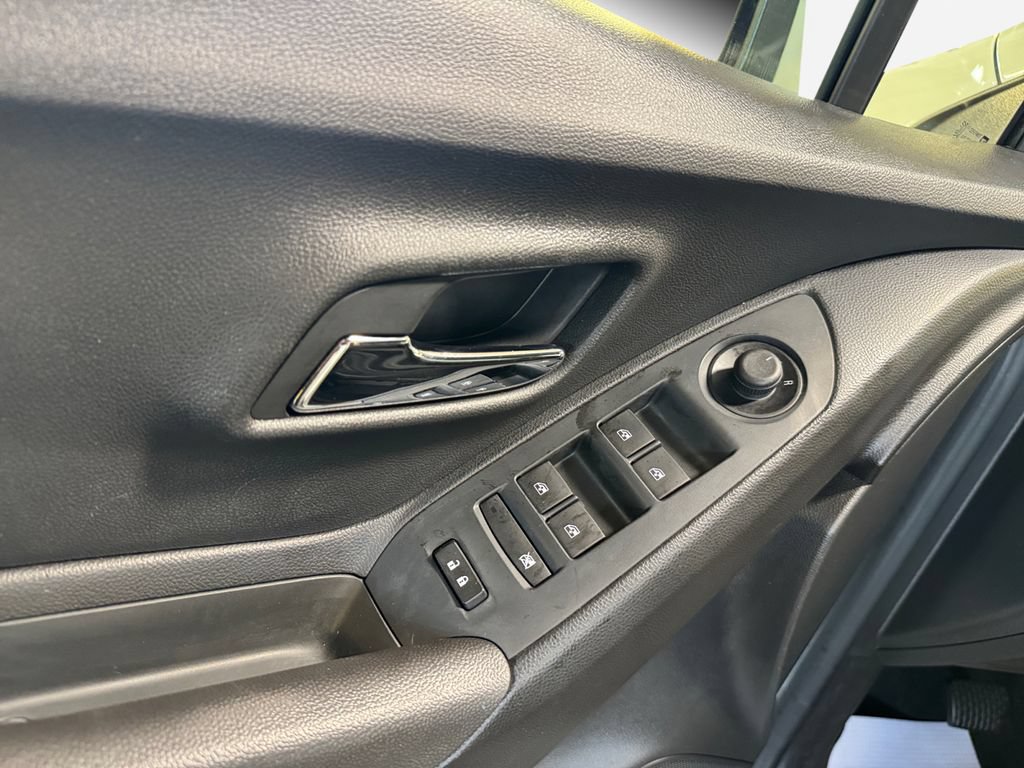 Used 2019 Chevrolet Trax LT w/ LT Convenience Package AWD/4WD image 14
