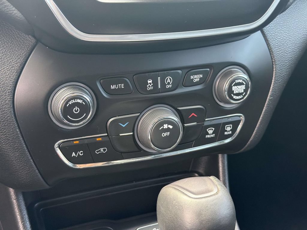Used 2020 Jeep Cherokee Latitude Plus w/ Cold Weather Group AWD/4WD image 4
