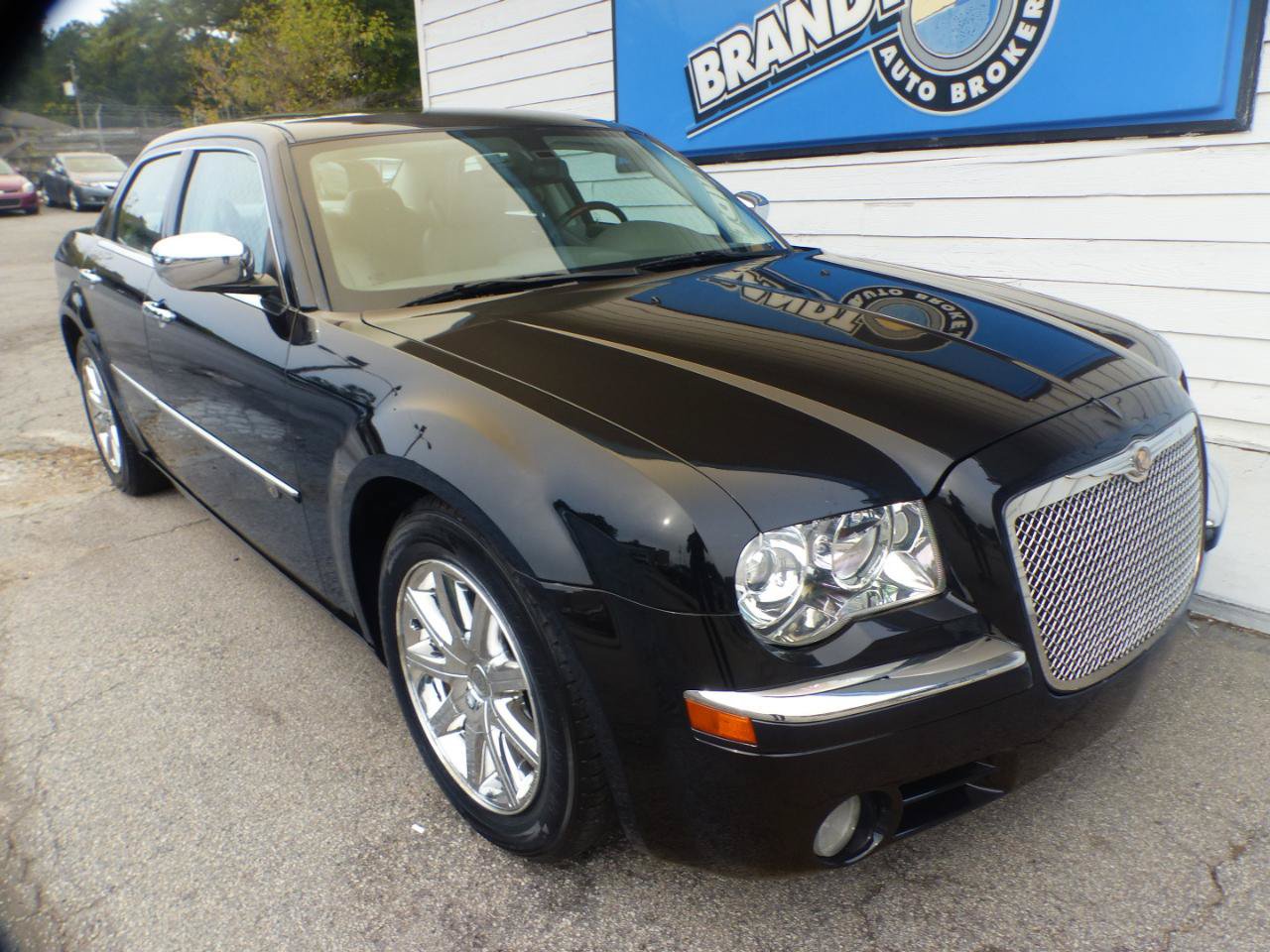 Used 2009 Chrysler 300 C w/ Protection Group II RWD image 4
