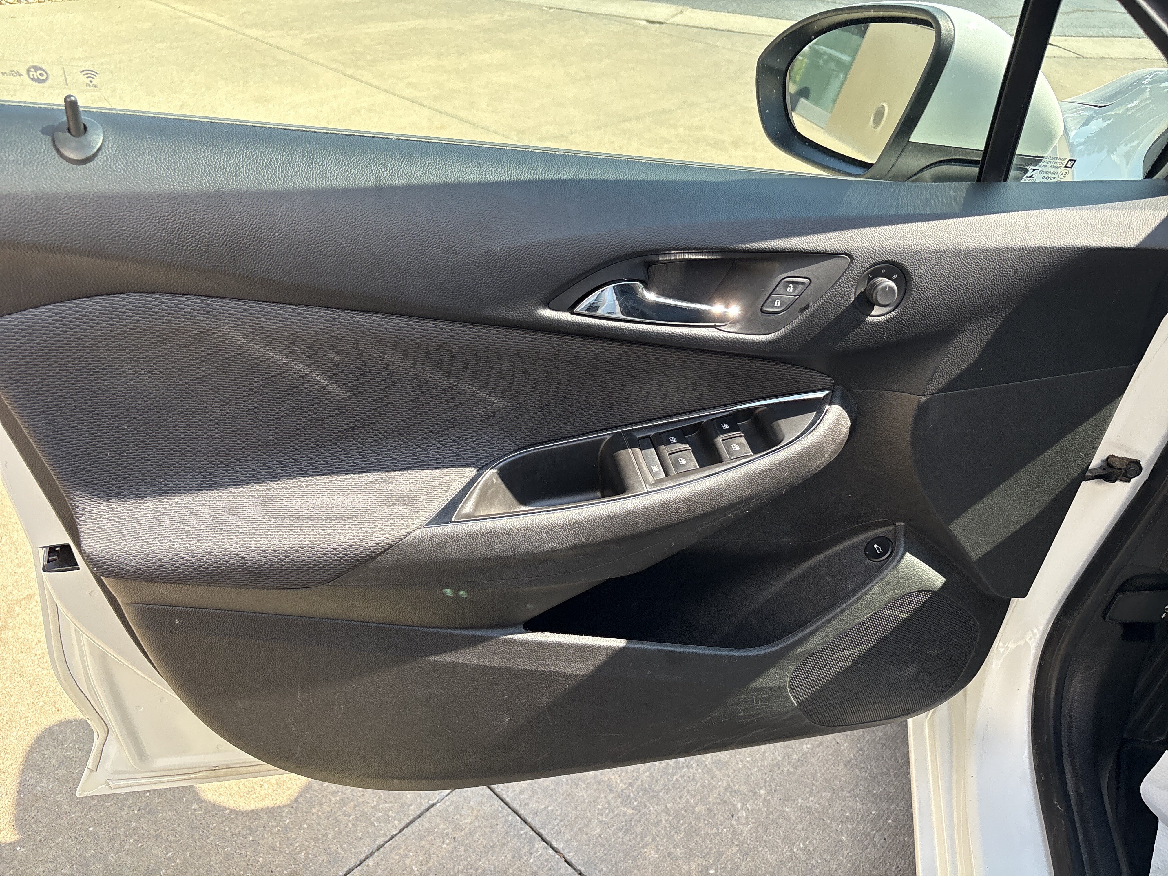 Used 2018 Chevrolet Cruze LS FWD image 31