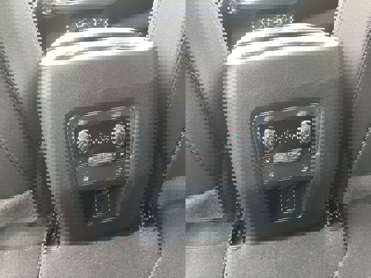 Used 2024 Chevrolet Suburban Z71 w/ Luxury Package image 22