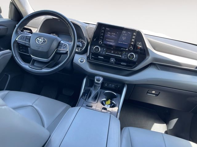 Used 2022 Toyota Highlander XLE AWD/4WD image 10
