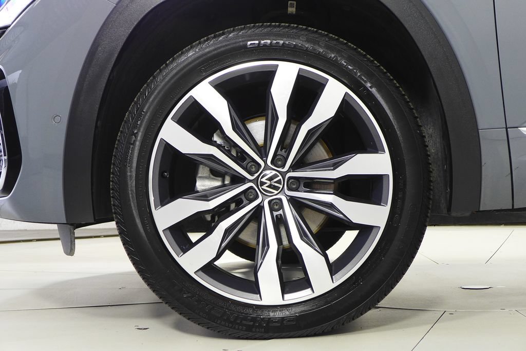 Certified 2022 Volkswagen Atlas Cross Sport SEL Premium R-Line AWD/4WD image 5