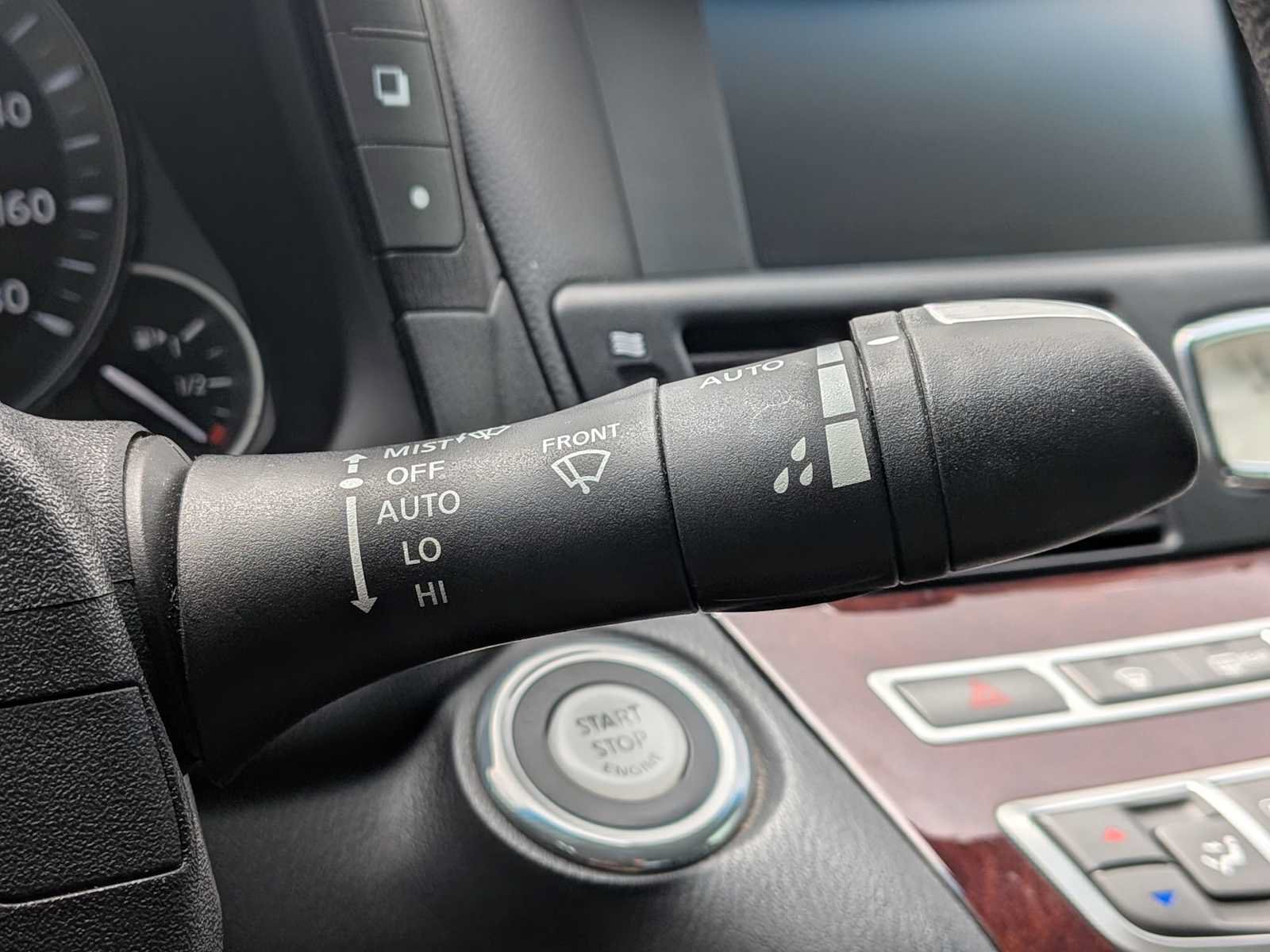Used 2018 INFINITI Q70 Luxe RWD image 24