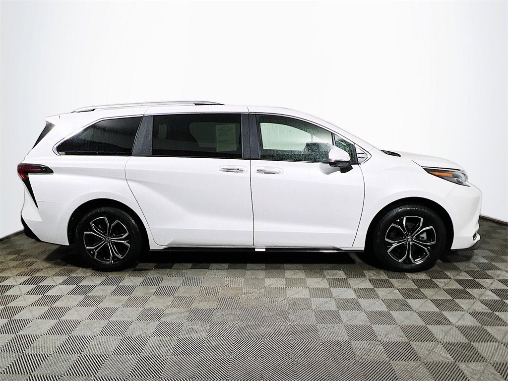 Certified 2025 Toyota Sienna Platinum image 9