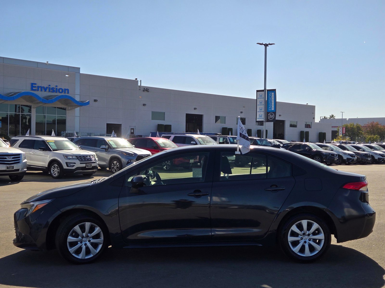 Used 2023 Toyota Corolla LE w/ Carpet Mat Package (TMS) FWD image 4