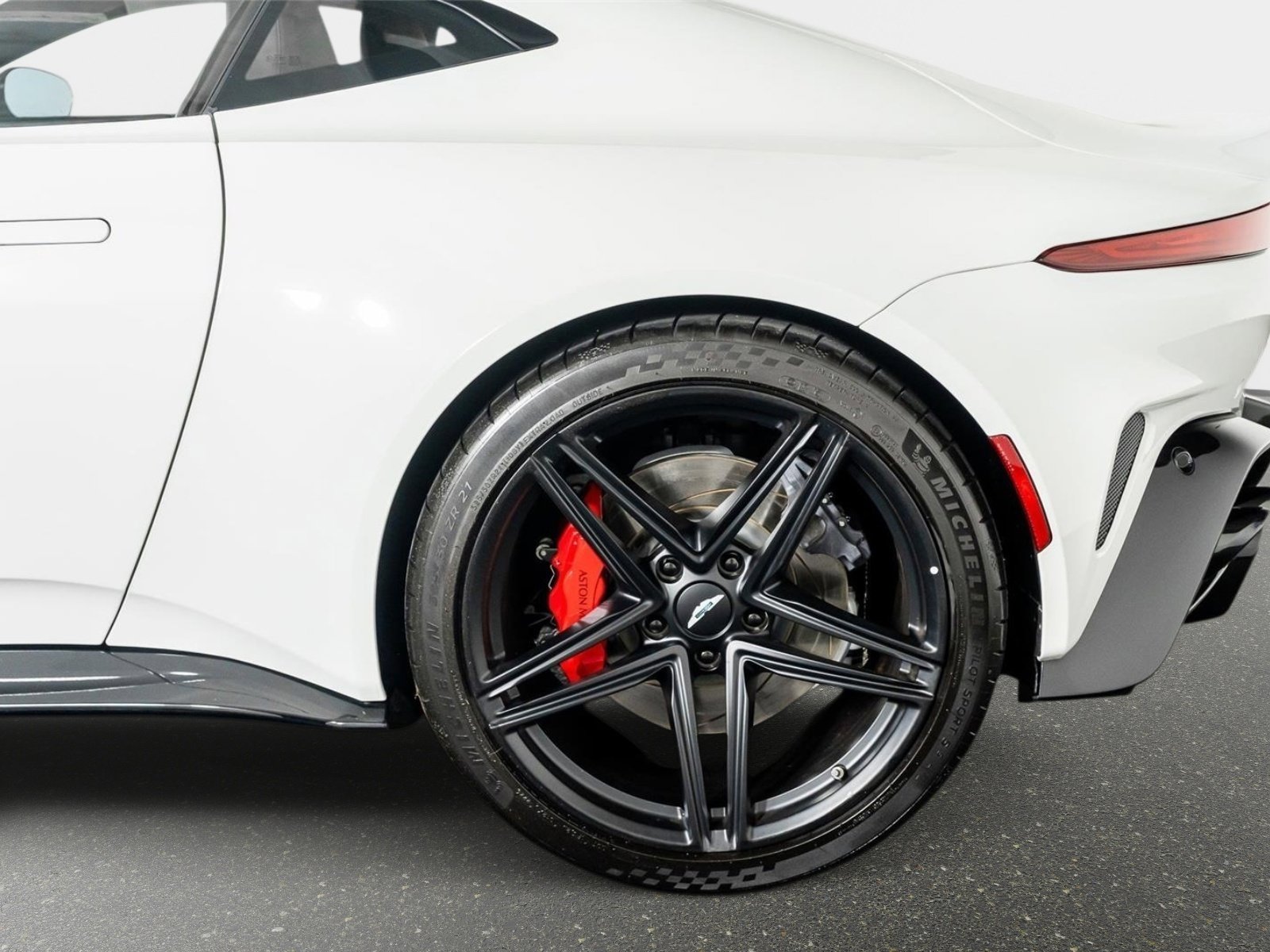 Used 2025 Aston Martin V8 Vantage Coupe image 9