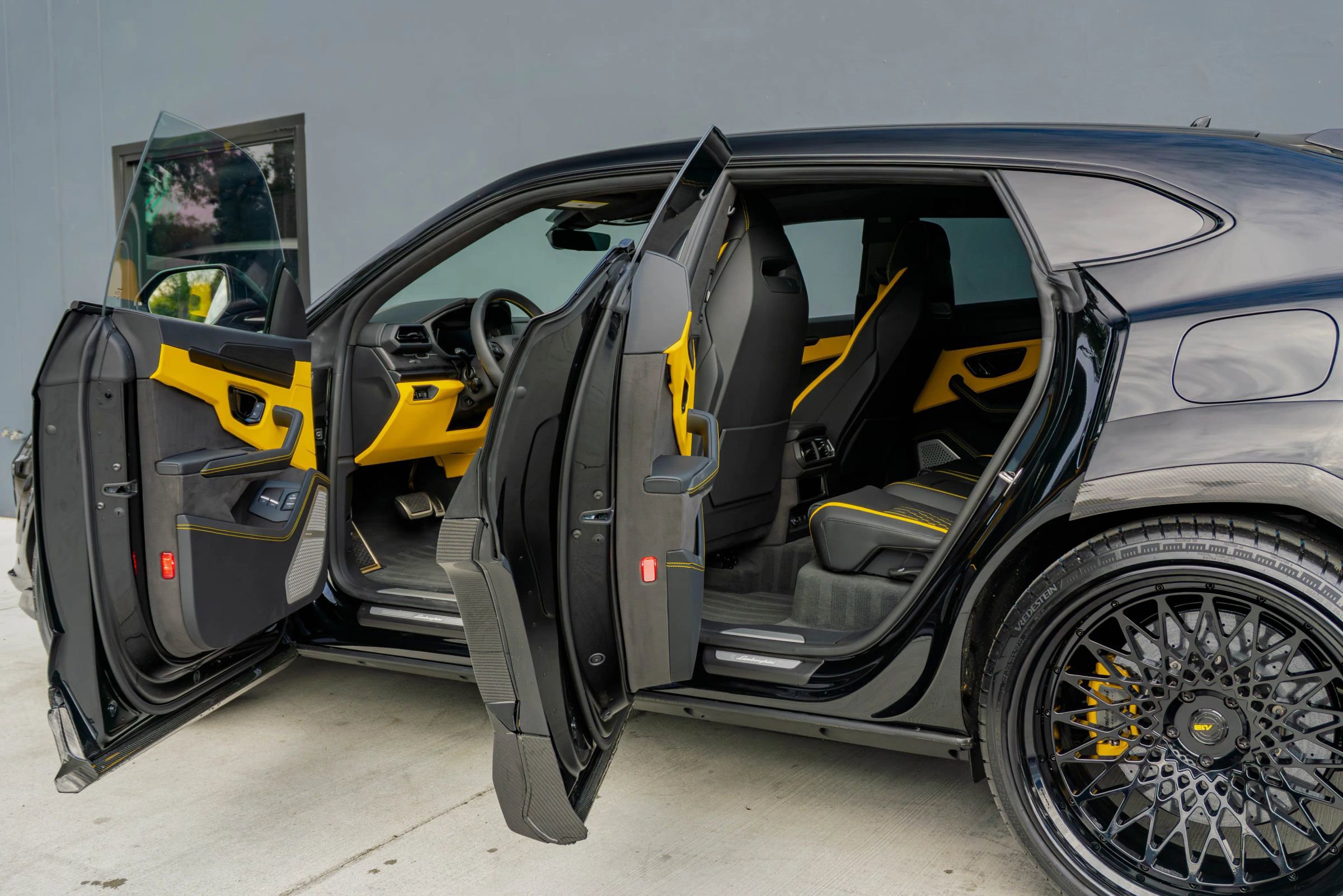 Used 2025 Lamborghini Urus SE image 10