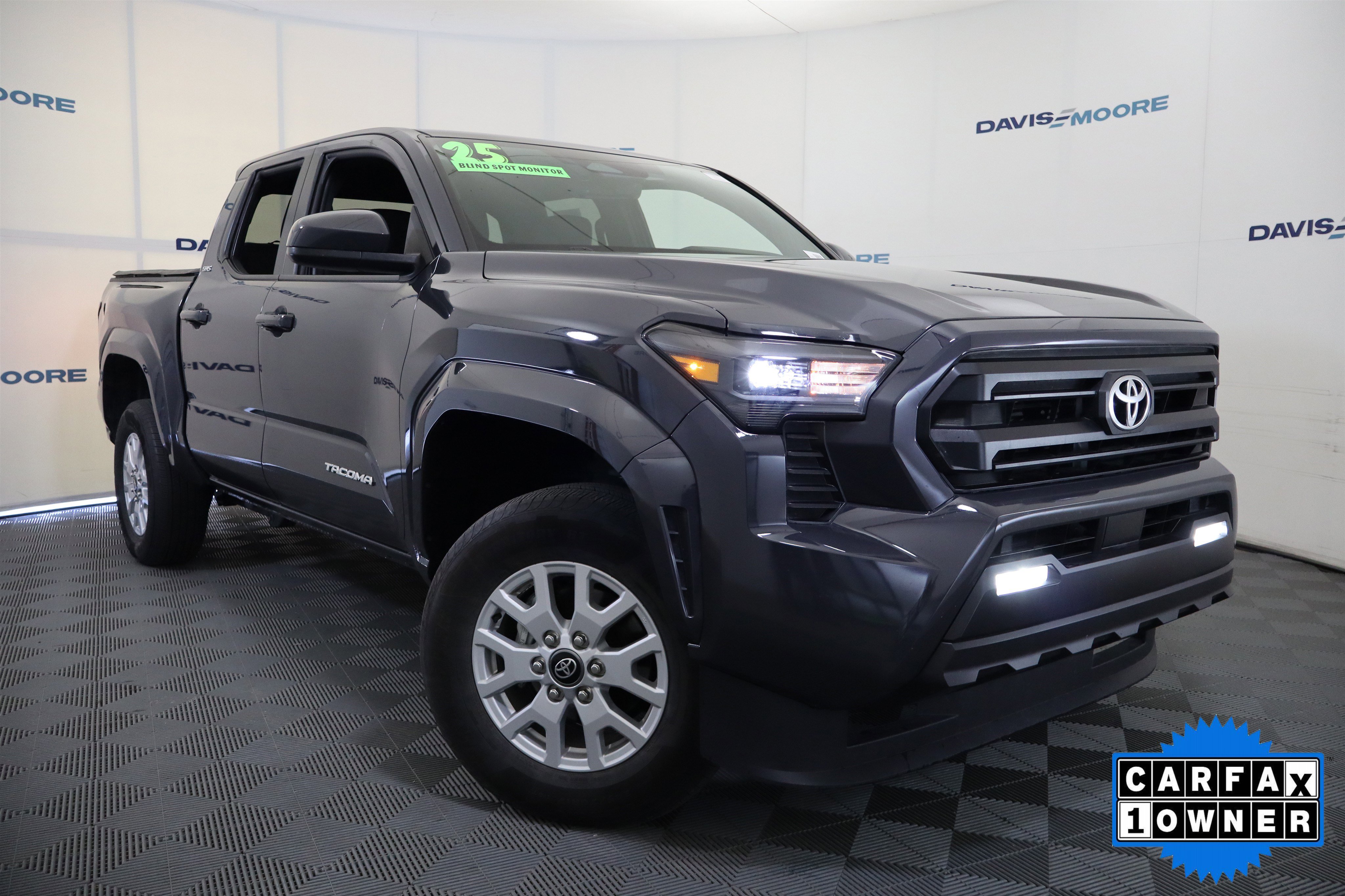 Used 2025 Toyota Tacoma SR5 AWD/4WD image 2
