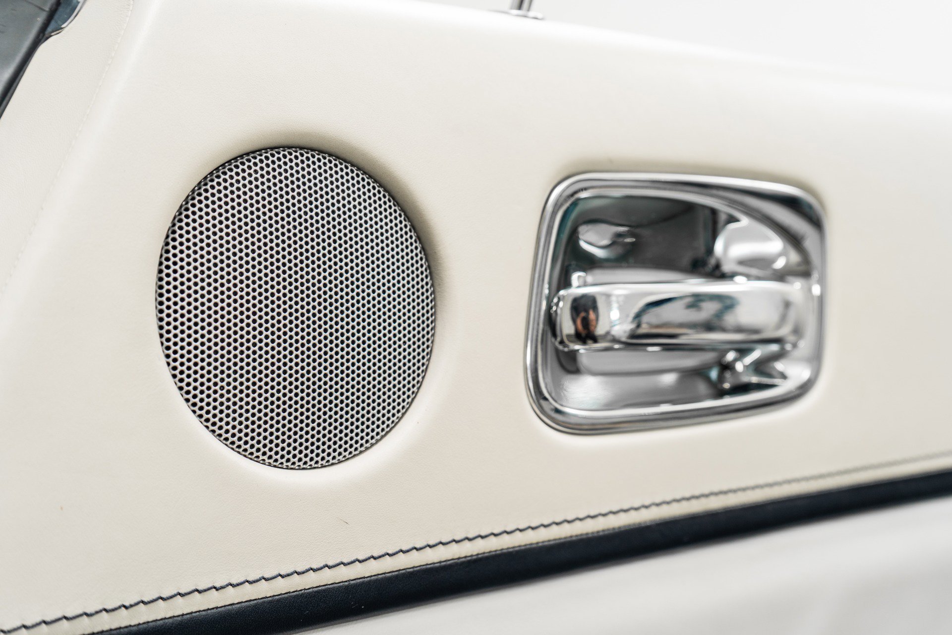 Used 2019 Rolls-Royce Dawn image 45